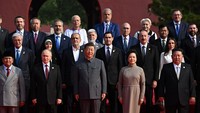 Presiden Indonesia Prabowo Subianto, Presiden Rusia Vladimir Putin, Presiden China Xi Jinping bersama istrinya Peng Liyuan, pemimpin Korea Utara Kim Jong Un, dan para kepala delegasi asing berpose untuk foto keluarga sebelum parade militer. Foto: Sputnik/Sergey Bobylev/Pool via REUTERS
