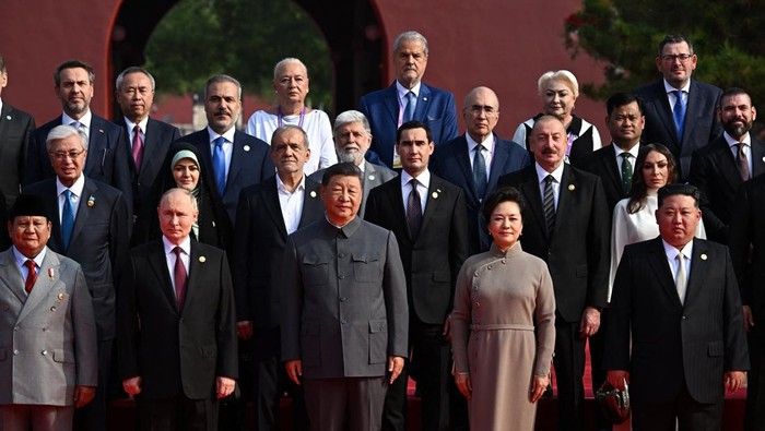 Indonesian President Prabowo Subianto, Russian President Vladimir Putin, Chinese President Xi Jinping with his wife Peng Liyuan, North Korean leader Kim Jong Un and heads of foreign delegations pose for a family photo before a military parade marking the 80th anniversary of the end of World War Two, in Beijing, China September 3, 2025. Sputnik/Sergey Bobylev/Pool via REUTERS ATTENTION EDITORS - THIS IMAGE WAS PROVIDED BY A THIRD PARTY.