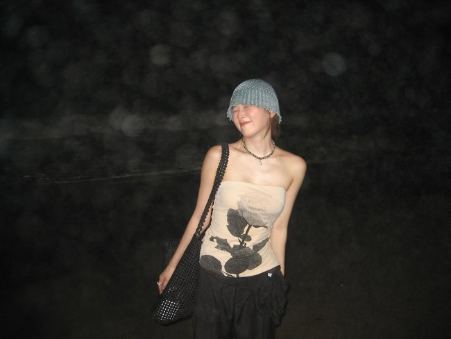 “Pohon pisang dan anjing di sawah jadi estetik,” “SANGAT KALCERRRRR,” “dia foto di deket pohon pisang cakep, kalo aku udh kayak gembel,” komentar sejumlah penggemar di bawah fotonya. Foto: dok. Instagram @hi_sseulgi