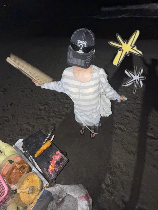 Liburan ke Bali belum lengkap tanpa menikmati jajanan di pinggir pantai. Seulgi Red Velvet semakin melokal saat menyantap jagung bakar tengah malam. Foto: dok. Instagram @hi_sseulgi