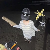 Liburan ke Bali belum lengkap tanpa menikmati jajanan di pinggir pantai. Seulgi Red Velvet semakin melokal saat menyantap jagung bakar tengah malam. Foto: dok. Instagram @hi_sseulgi