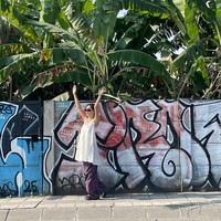 Tak disangka, pelantun lagu ‘Cosmic’ itu berpose dekat pohon pisang dan tembok berhias mural di pinggir jalan. Foto: dok. Instagram @hi_sseulgi