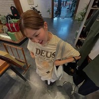 Ia juga sempat mengunjungi gerai Deus ex Machina, brand lokal yang populer di kalangan turis mancanegara. Pulang membawa oversized t-shirt dengan desain yang edgy dan ikonik. Foto: dok. Instagram @hi_sseulgi