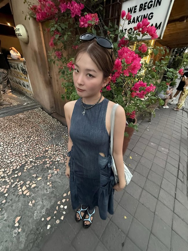 Masih dari kawasan Canggu, Seulgi Red Velvet juga berpose di depan cafe Gigi Susu yang viral karena desain bangunannya yang Instagramable. Tampil stylish dalam balutan denim dress beraksen cutout dan sendal andalannya. Foto: dok. Instagram @hi_sseulgi