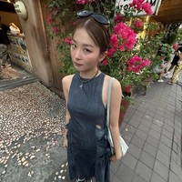 Masih dari kawasan Canggu, Seulgi Red Velvet juga berpose di depan cafe Gigi Susu yang viral karena desain bangunannya yang Instagramable. Tampil stylish dalam balutan denim dress beraksen cutout dan sendal andalannya. Foto: dok. Instagram @hi_sseulgi