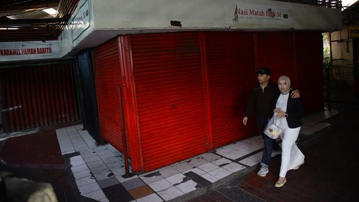 Sewa Tembus Rp15 Juta, Gerai UMKM Angkat Kaki dari District Blok M Sejumlah pelaku Usaha Mikro Kecil dan Menengah (UMKM) terpaksa menghentikan operasional mereka di kawasan kuliner District Blok M, Jakarta Selatan. Lonjakan harga sewa kios yang mencapai Rp15 juta per bulan membuat banyak gerai makanan dan minuman tidak sanggup bertahan.