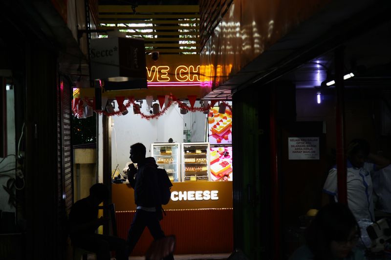 Sejumlah pelaku Usaha Mikro Kecil dan Menengah (UMKM) terpaksa menghentikan operasional mereka di kawasan kuliner District Blok M, Jakarta Selatan. Lonjakan harga sewa kios yang mencapai Rp15 juta per bulan membuat banyak gerai makanan dan minuman tidak sanggup bertahan.
