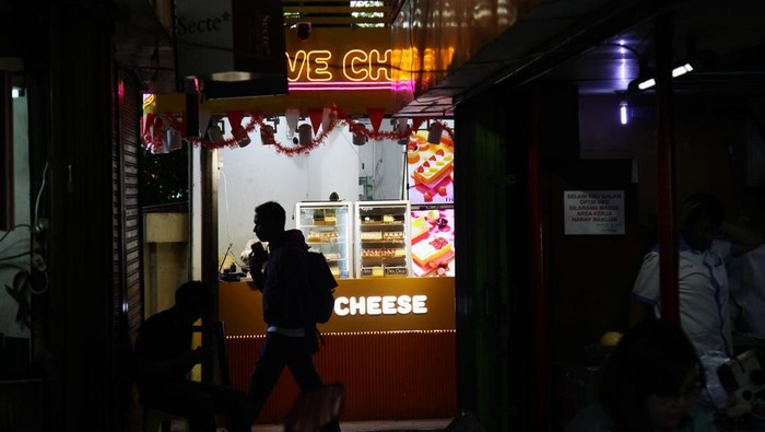 Sewa Tembus Rp15 Juta, Gerai UMKM Angkat Kaki dari District Blok M Sejumlah pelaku Usaha Mikro Kecil dan Menengah (UMKM) terpaksa menghentikan operasional mereka di kawasan kuliner District Blok M, Jakarta Selatan. Lonjakan harga sewa kios yang mencapai Rp15 juta per bulan membuat banyak gerai makanan dan minuman tidak sanggup bertahan.