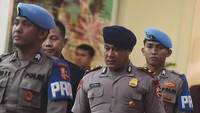 Komandan Batalyon Resimen IV Korps Brimob Polri Kompol Cosmas Kaju Gae (tengah) berjalan usai mengikuti sidang putusan etik di Gedung TNCC Mabes Polri, Jakarta, Rabu (3/9/2025) malam.