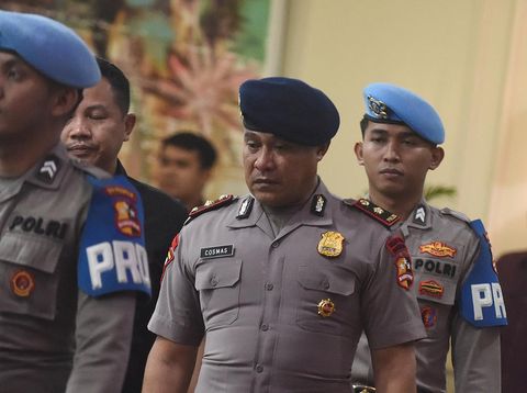 Komandan Batalyon Resimen IV Korps Brimob Polri Kompol Cosmas Kaju Gae (kiri) berjalan usai mengikuti sidang putusan etik di Gedung TNCC Mabes Polri, Jakarta, Rabu (3/9/2025) malam. Sidang Komisi Kode Etik Polri memutuskan pemberhentian tidak dengan hormat (PTDH) kepada Kompol Cosmas Kaju Gae karena dinilai melakukan pelanggaran berat dalam kasus meninggalnya pengemudi ojek daring Affan Kurniawan akibat terlindas rantis Brimob dalam unjuk rasa di Jakarta pada Kamis (28/8). ANTARA FOTO/Indrianto Eko Suwarso/tom.