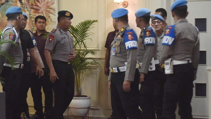 Komandan Batalyon Resimen IV Korps Brimob Polri Kompol Cosmas Kaju Gae (kiri) berjalan usai mengikuti sidang putusan etik di Gedung TNCC Mabes Polri, Jakarta, Rabu (3/9/2025) malam. Sidang Komisi Kode Etik Polri memutuskan pemberhentian tidak dengan hormat (PTDH) kepada Kompol Cosmas Kaju Gae karena dinilai melakukan pelanggaran berat dalam kasus meninggalnya pengemudi ojek daring Affan Kurniawan akibat terlindas rantis Brimob dalam unjuk rasa di Jakarta pada Kamis (28/8). ANTARA FOTO/Indrianto Eko Suwarso/tom.