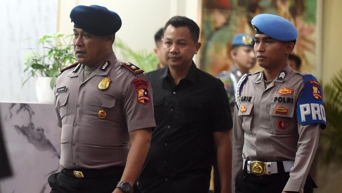 Komandan Batalyon Resimen IV Korps Brimob Polri Kompol Cosmas Kaju Gae (kiri) berjalan usai mengikuti sidang putusan etik di Gedung TNCC Mabes Polri, Jakarta, Rabu (3/9/2025) malam. Sidang Komisi Kode Etik Polri memutuskan pemberhentian tidak dengan hormat (PTDH) kepada Kompol Cosmas Kaju Gae karena dinilai melakukan pelanggaran berat dalam kasus meninggalnya pengemudi ojek daring Affan Kurniawan akibat terlindas rantis Brimob dalam unjuk rasa di Jakarta pada Kamis (28/8). ANTARA FOTO/Indrianto Eko Suwarso/tom.