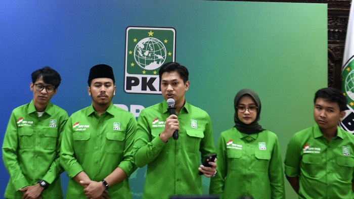 Wakil Ketua Harian DPP PKB Riezal Ilham Pratama memberikan keterangan terkait sikap PKB terhadap tuntutan 17+8 di kantor DPP PKB, Jakarta, Rabu (3/9/2025). Dalam keterangannya PKB akan selalu mengedepankan kepentingan rakyat dan selalu mengevaluasi kinerja kadernya yang berada di parlemen. ANTARA FOTO/Muhammad Adimaja/tom.