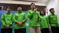 Wakil Ketua Harian DPP PKB Riezal Ilham Pratama (tengah), M Aji Pratama (kiri), Najmi Mumtaza Rabbani (kedua kiri), Nadia Alfi (kedua kanan), dan Gielbran Muhammad Noor (kanan) memberikan keterangan terkait sikap PKB terhadap tuntutan 17+8 di kantor DPP PKB, Jakarta, Rabu (3/9/2025).