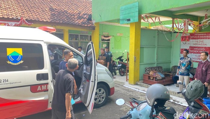 Siswa yang diduga keracunan dievakuasi menggunakan ambulans.