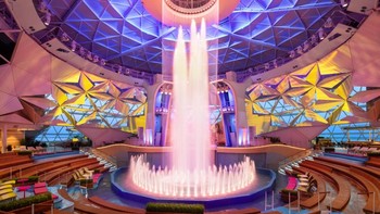 Ditenagai oleh gas alam cair (LNG), kapal ini mengurangi emisi hingga 30% dibandingkan bahan bakar tradisional. Itu menjadi langkah strategis untuk menarik wisatawan yang sadar lingkungan, sebuah demografi yang diproyeksikan tumbuh sebesar 15% setiap tahun. Foto: Royal Carribean