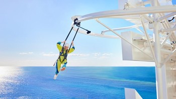 Kota mega terapung ini punya banyak fasilitas, termasuk sebuah aquadome dengan air terjun setinggi 17 meter. Ada 40 bar dan restoran, taman air terbesar di laut, dinding panjat tebing, lapangan golf mini, dan lainnya. Foto: Royal Carribean