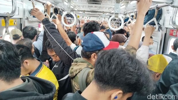 Suasana di Dalam KRL Bogor-Jakarta Kota Pagi Ini