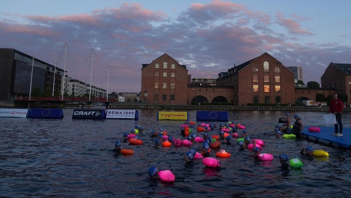 Sungai Kopenhagen Berpendar Indah Saat Renang Malam Tahunan People participate in the annual night swim through the city's canals in Copenhagen, Denmark August 29, 2025. REUTERS/Tom Little