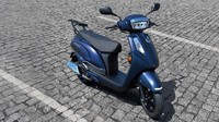 Meski masih berdimensi mungil, namun Suzuki Address 125 terbaru punya aksen yang lebih membulat dibandingkan model sebelumnya. Headlamp atau lampu utamanya terpasang di batok kepala, kemudian sepasang sein berbentuk vertical tersemat di bawahnya. Foto: Doc. Suzuki Japan