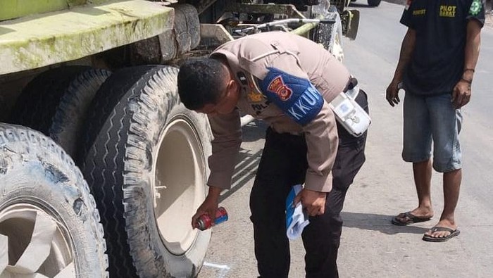 Tak Kuat Nanjak, Dump Truk Berjalan Mundur hingga Tabrak Warung di Bogor