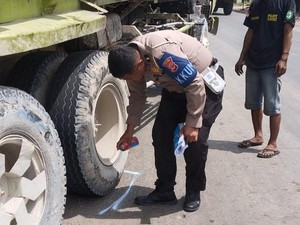 Tak Kuat Nanjak, Dump Truck Berjalan Mundur hingga Tabrak Warung di Bogor