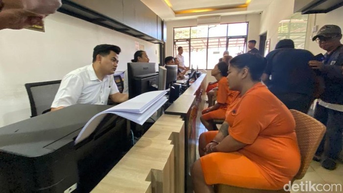 Tampang para pelaku pengeroyokan wanita muda di Garut berbaju tahanan