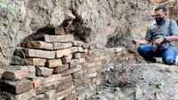 Struktur bangunan itu berada di area ladang seluas sekitar 5.000 meter persegi milik warga Desa Walidono, Kecamatan Prajekan, Bondowoso.