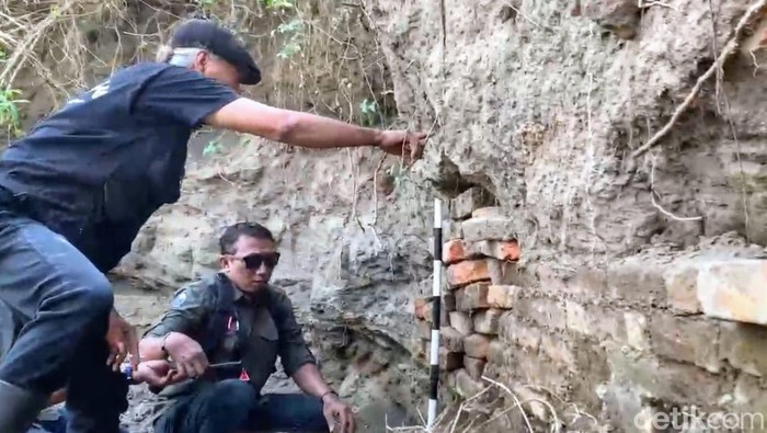 Temukan Struktur Bangunan Kuno Saat Gali Ladang di Bondowoso