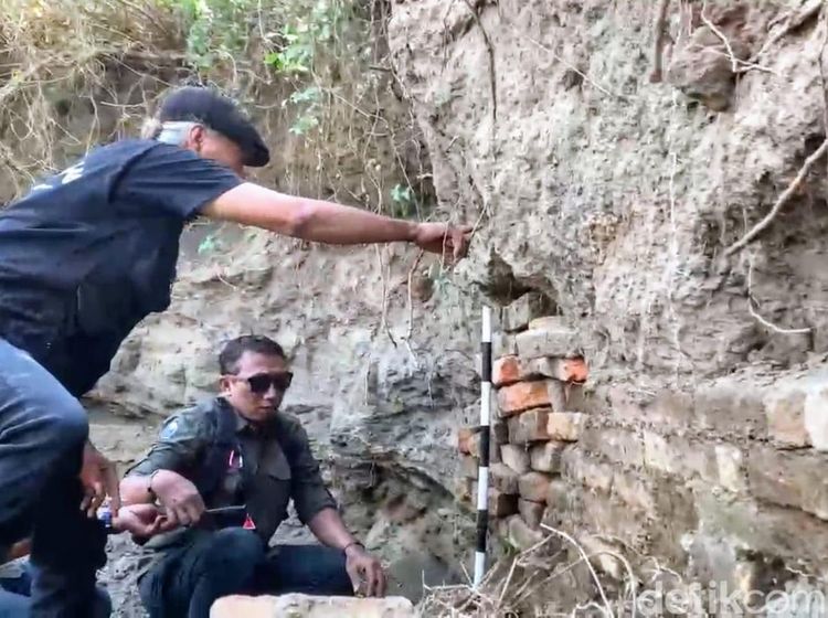Struktur Bangunan Kuno Ditemukan Saat Gali Ladang di Bondowoso