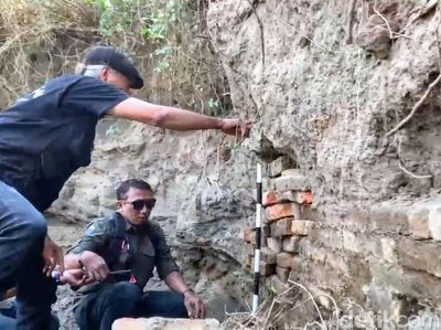 Struktur Bangunan Kuno Ditemukan Saat Gali Ladang di Bondowoso