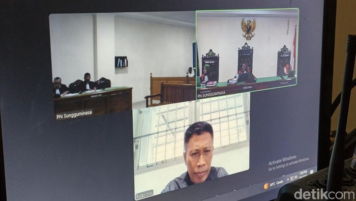 Terdakwa kasus uang palsu, Annar Sampetoding (bawah) saat menghadiri sidang pleidoi secara online di PN Sungguminasa Gowa.