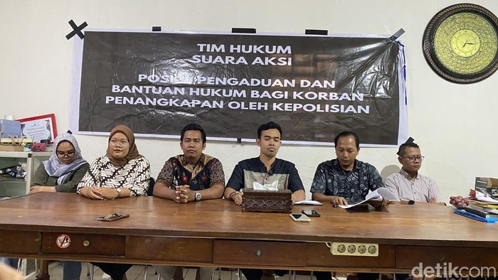 Tim Hukum Suara Aksi menggelar konferensi pers di Kantor Lembaga Bantuan Hukum (LBH) Semarang, Kota Semarang, Rabu (3/9/2025).