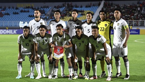 Pesepak bola Timnas U-23 Indonesia Kadek Arel Priyatna (kedua kiri) berebut bola dengan pesepak bola Timnas U-23 Laos Phetdavanh Somsanid (ketiga kiri) dalam Kualifikasi Grup J Piala Asia U-23 2026 di Stadion Gelora Delta Sidoarjo, Jawa Timur, Rabu (3/9/2025). ANTARA FOTO/Sigid Kurniawan