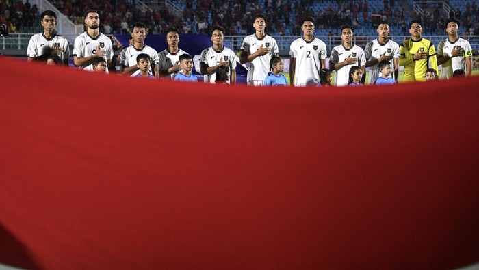 Pesepak bola Timnas U-23 Indonesia Kadek Arel Priyatna (kedua kiri) berebut bola dengan pesepak bola Timnas U-23 Laos Phetdavanh Somsanid (ketiga kiri) dalam Kualifikasi Grup J Piala Asia U-23 2026 di Stadion Gelora Delta Sidoarjo, Jawa Timur, Rabu (3/9/2025). ANTARA FOTO/Sigid Kurniawan