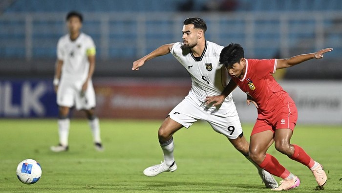 Pesepak bola Timnas U-23 Indonesia Kadek Arel Priyatna (kedua kiri) berebut bola dengan pesepak bola Timnas U-23 Laos Phetdavanh Somsanid (ketiga kiri) dalam Kualifikasi Grup J Piala Asia U-23 2026 di Stadion Gelora Delta Sidoarjo, Jawa Timur, Rabu (3/9/2025). ANTARA FOTO/Sigid Kurniawan