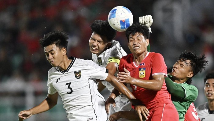 Pesepak bola Timnas U-23 Indonesia Kadek Arel Priyatna (kedua kiri) berebut bola dengan pesepak bola Timnas U-23 Laos Phetdavanh Somsanid (ketiga kiri) dalam Kualifikasi Grup J Piala Asia U-23 2026 di Stadion Gelora Delta Sidoarjo, Jawa Timur, Rabu (3/9/2025). ANTARA FOTO/Sigid Kurniawan