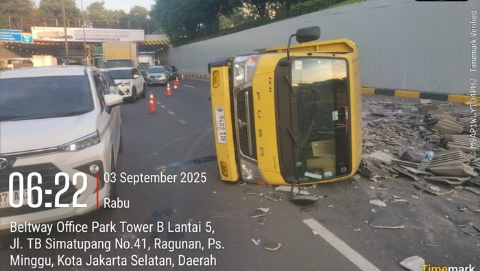 Truk Terbalik di Tol JORR Arah Pasar Rebo, Muatan Keramik Berserakan