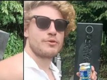 Warlok Jepang Meradang, Turis Australia Menikmati Sesajen Makam