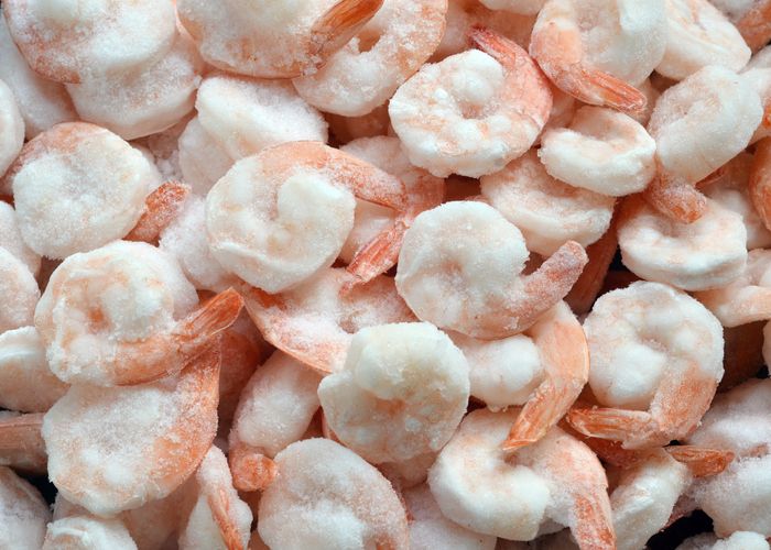 Udang beku lebih praktis, dan rasanya juga hampir mirip dengan udang segar. Foto: Getty Images/iStockphoto/AnthonyRosenberg