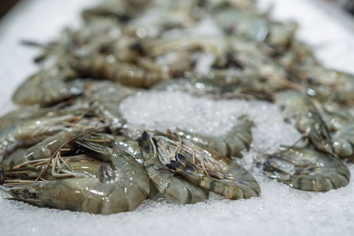 Udang segar dikenal punya rasa manis alami dan dianggap kualitasnya lebih bagus. Foto: Getty Images/iStockphoto/AnthonyRosenberg