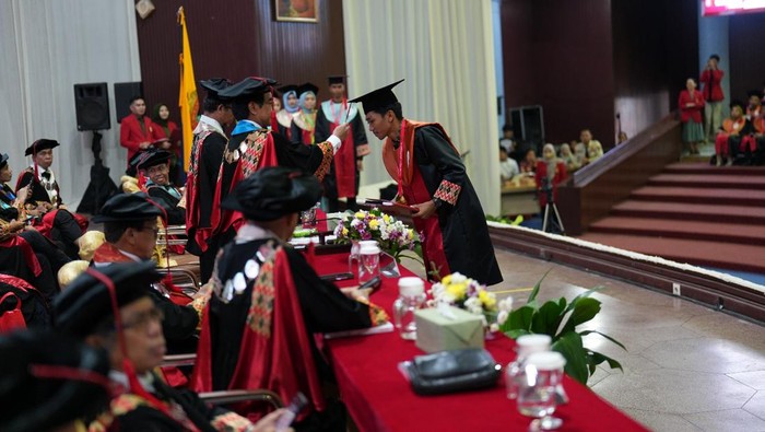 Unhas menggelar wisuda terhadap 2.487 mahasiswa.