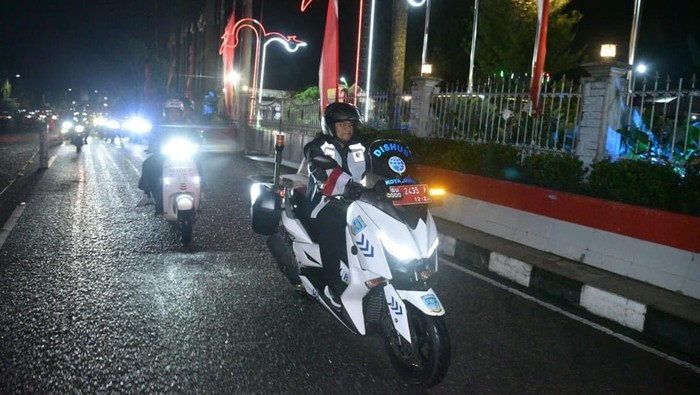 Wali Kota Maulana saat melakukan patroli malam.
