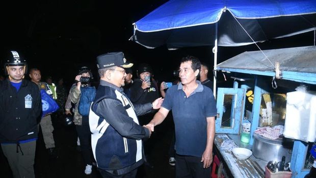 Wali Kota Maulana saat menyapa warga Kota Jambi dan Pedagang UMKM saat patroli jalan