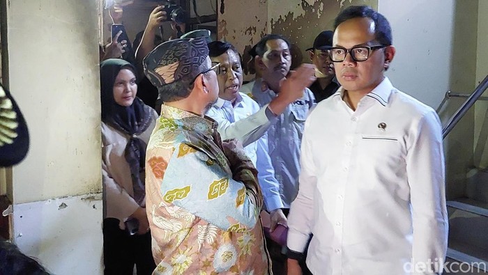 Wamendagri, Bima Arya bersama jajaran Forkopimda meninjau gedung DPRD Kabupaten Cirebon