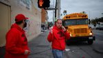 Warga dan Relawan Bersatu, Lawan Ketakutan Razia Imigrasi di Los Angeles