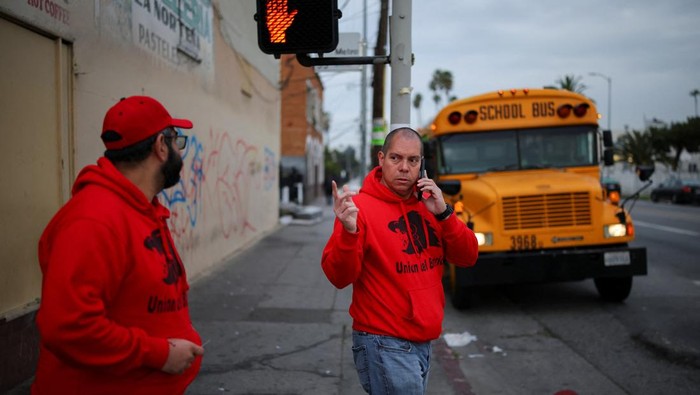 Warga dan Relawan Bersatu, Lawan Ketakutan Razia Imigrasi di Los Angeles Sejumlah relawan dari kelompok advokasi hak-hak imigran Union del Barrio bersama warga turun ke jalan-jalan di Los Angeles Selatan, California, pada Rabu (5/3/2025). Mereka berpatroli untuk memantau aktivitas aparat Imigrasi dan Bea Cukai Amerika Serikat (ICE) yang kerap menimbulkan ketakutan di komunitas imigran. REUTERS/Daniel Cole