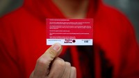 Aksi para relawan juga menegaskan bahwa perjuangan melindungi hak-hak imigran tak hanya terjadi di ruang sidang atau kantor pemerintah, melainkan juga di jalanan tempat warga beraktivitas sehari-hari. REUTERS/Daniel Cole
