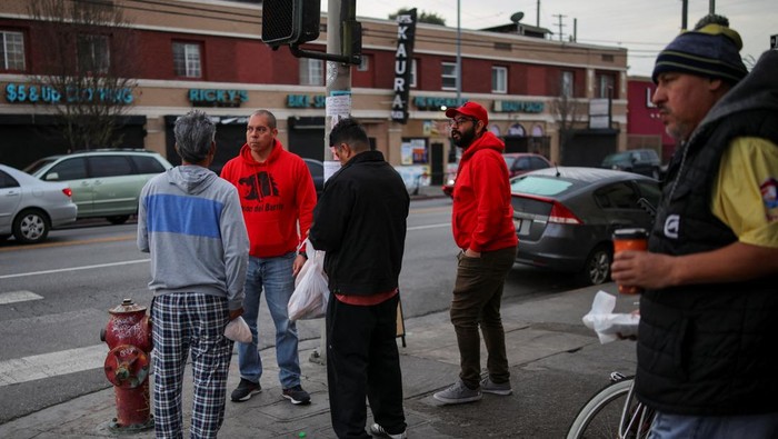 Warga dan Relawan Bersatu, Lawan Ketakutan Razia Imigrasi di Los Angeles Sejumlah relawan dari kelompok advokasi hak-hak imigran Union del Barrio bersama warga turun ke jalan-jalan di Los Angeles Selatan, California, pada Rabu (5/3/2025). Mereka berpatroli untuk memantau aktivitas aparat Imigrasi dan Bea Cukai Amerika Serikat (ICE) yang kerap menimbulkan ketakutan di komunitas imigran. REUTERS/Daniel Cole