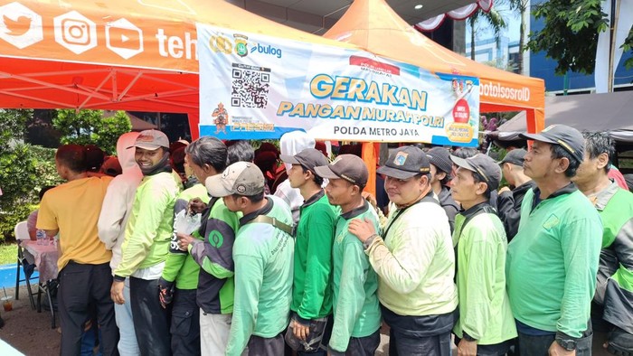 Warga saat antre di lokasi Gerakan Pangan Murah Polda Metro Jaya (Rizky/detikcom)